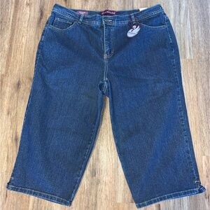 Gloria Vanderbilt stretchy Amanda capri NWT never worn woman’s size 18W.